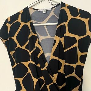 Size 14 Maggy London Black/Gold Preowned Wrap Dress in excellent condition